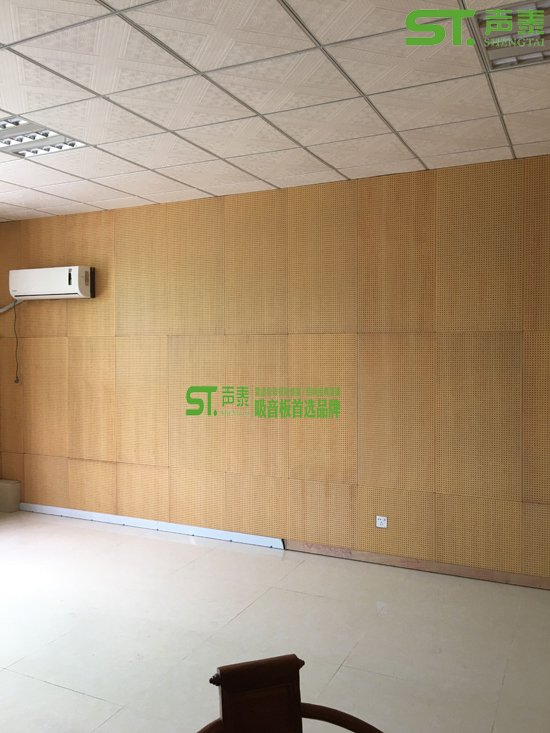 办公洽谈室木饰面吸音板与PU装饰板安装效果图