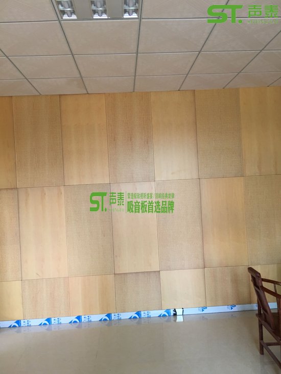 办公洽谈室木饰面吸音板与PU装饰板安装效果图