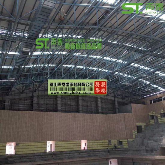 广西南宁某大型体育场馆8mm孔木吸音板安装现场
